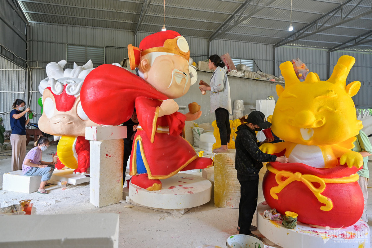 Cuối cùng là công đoạn tô, sơn màu, hoàn thiện. Ở khâu này, người thợ vẽ phải thực sự tỉ mỉ, khéo léo trong từng đường nét để tạo thần thái, biểu cảm cho linh vật. Tính thẩm mỹ của sản phẩm cũng được quyết định bởi công đoạn này.