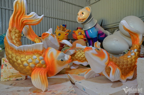 Ngoài mẫu rồng truyền thống, xưởng còn chế tác rồng chibi cho các đường hoa, khu vui chơi cùng nhiều mô hình trang trí khác như bánh chưng, bánh giày, cá chép, thần tài... Quản lý xưởng cho biết, linh vật rồng ngộ nghĩnh được khá nhiều khách hàng ưa chuộng.