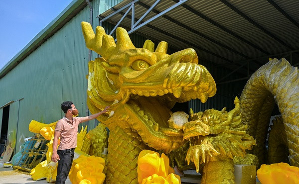 Anh Linh kiểm tra lại một đơn hàng cổng rồng dài 40m có giá hơn 100 triệu đồng trước khi giao tới khách hàng tại Vũng Tàu.