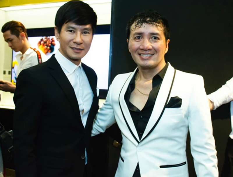 Vĩnh Thuyên (phải) cũng phủ nhận nhái theo phim Lật mặt của Lý Hải. “Nếu anh Lý Hải thấy tên phim của tôi chẳng liên quan gì đến nội dung, lại ăn theo phim anh ấy thì chắc chắn sẽ không ủng hộ. Khi phim hoàn thành, chính Lý Hải cũng ngồi cùng tôi để duyệt bản phim cuối của Lộ mặt”, Người Đưa Tin dẫn lời Vĩnh thuyên. Ảnh: Dân Việt.