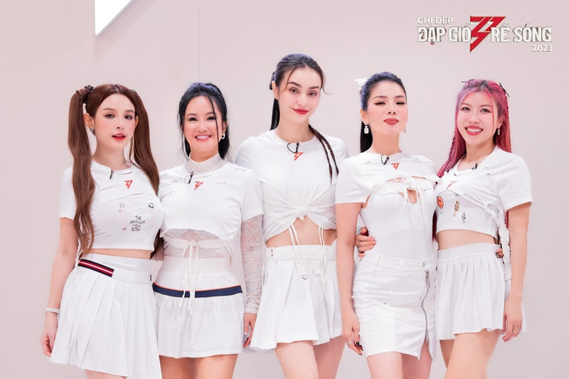 Tham gia Chị đẹp đạp gió rẽ sóng, Lệ Quyên và Trang Pháp từng chung đội. Mới đây, rộ tin đồn cả hai bất hòa.