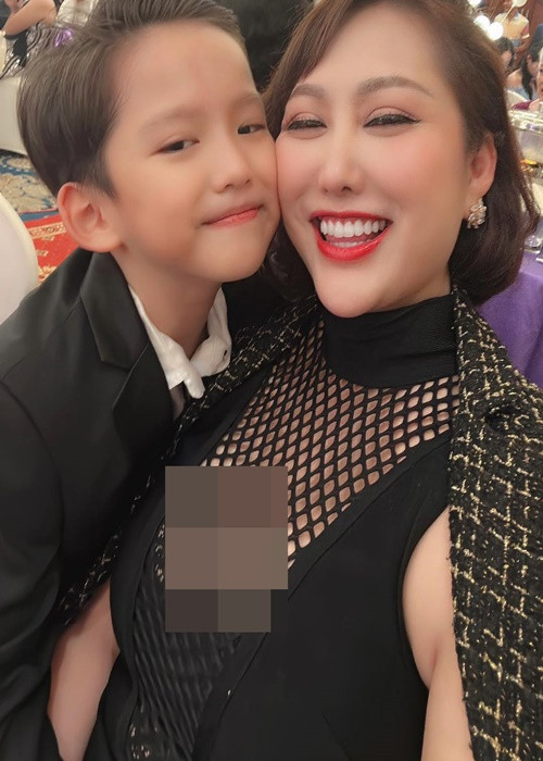 Năm 2014, sau khi chia tay chồng cũ, Phi Thanh Vân gắn bó với người chồng thứ hai tên Bảo Duy, cô có bầu nhưng tiếp tục sảy thai. Năm 2016, Phi Thanh Vân sinh con trai Tấn Đức. Sự ra đời của bé Tấn Đức là niềm hạnh phúc vô bờ với cô sau bao nhiêu vất vả, khó khăn. Ảnh: FBNV.