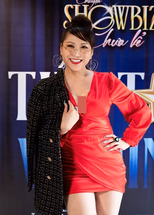 Theo Vietnamnet, năm 2022, trong một chương trình, Phi Thanh Vân cho hay, khi cuộc hôn nhân thứ hai rạn nứt, cô rất đau khổ, vật vã. Sau khi ly dị, Phi Thanh Vân chông chênh về tinh thần. Từ than thân trách phận, đổ lỗi, cô dần tìm ra lối thoát và chữa lành nỗi đau cho mình. Ảnh: FBNV.