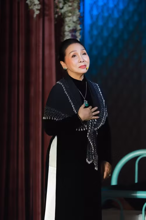 Bà được nhiều khán giả mệnh danh là "cải lương chi bảo" (bảo vật của nghệ thuật cải lương). “Tôi thấy tất cả các nghệ sĩ cải lương đều là “cải lương chi bảo”. Bởi đây là một nghệ thuật của sự tổng hợp. Một người không thể làm được gì hết”, nữ nghệ sĩ chia sẻ trên Dân Trí về danh xưng. Ảnh: VOV.