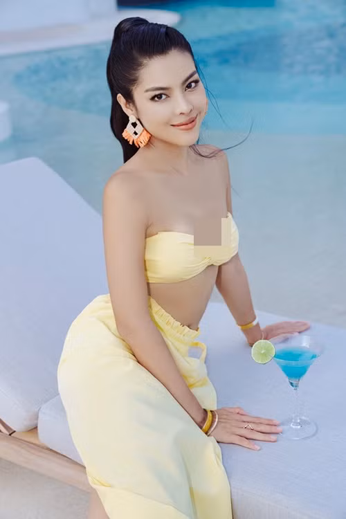 Năm 2023, Lê Phương Thảo trở thành tâm điểm của dư luận sau khi đăng tải video trên trang cá nhân TikTok thể hiện quan điểm về "sugar baby". Cụ thể trong video, Phương Thảo chia sẻ: "Mình ủng hộ các bạn nữ làm "sugar baby" nhé miễn là các bạn đừng làm người thứ ba để đi phá hoại hạnh phúc gia đình của người khác là được rồi. Các bạn cứ yêu những người lớn tuổi hơn mình. Hầu hết bây giờ những người trẻ bản thân còn lo chưa xong, phải lo xây dựng sự nghiệp, đang đi lo kiếm tiền thì chăm sóc cho các bạn kiểu gì...". Ảnh: FBNV.