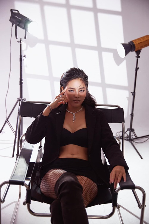 Á hậu Phương Thảo chia sẻ trên Thể thao Văn hóa, lời nhận định về Thảo Nhi từ rất lâu. Cô không muốn nhắc tới vì đã giải thích và bị cắt ghép. Phương Thảo nói thêm, cô viết bình luận dưới góc độ một khán giả và nữ doanh nhân. "Tôi thấy tôi và Nhi có khá nhiều điểm giống nhau nên tôi yêu mến và đánh giá cao Nhi. Chính vì đánh giá cao nên tôi mới nhận định Nhi không hợp làm hoa hậu. Vì làm hoa hậu là khổ nhất: Bị quản lý chặt chẽ, phải ở căn hộ công ty chỉ định… Trong khi làm á hậu vừa có danh hiệu, lại tự do tự tại. Mục đích khi đến với hoa hậu để PR là chuyện bình thường. Bản thân Phương Thảo hay hầu hết các cô gái khi đến với cuộc thi hoa hậu đều để PR theo một khía cạnh nào đó ít hay nhiều. Dưới góc độ làm kinh doanh, điều này là sự khôn ngoan chứ không xấu", Phương Thảo chia sẻ. Ảnh: FBNV.