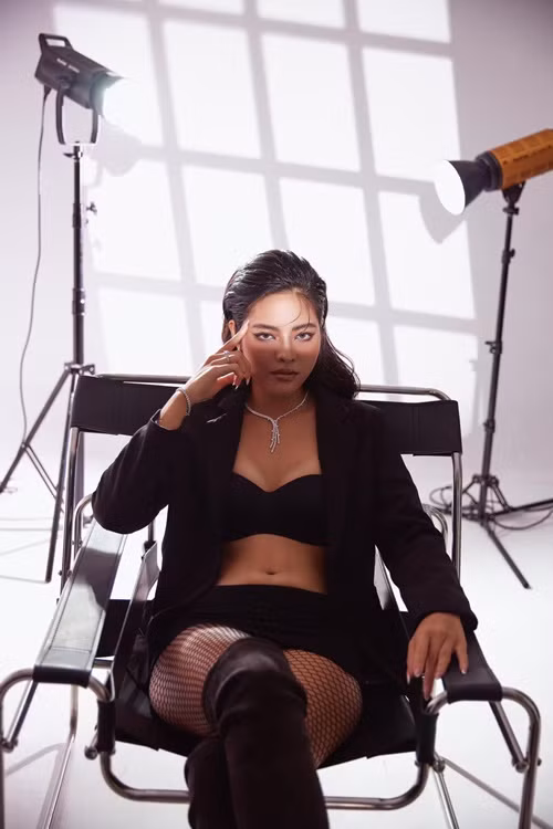 Á hậu Phương Thảo chia sẻ trên Thể thao Văn hóa, lời nhận định về Thảo Nhi từ rất lâu. Cô không muốn nhắc tới vì đã giải thích và bị cắt ghép. Phương Thảo nói thêm, cô viết bình luận dưới góc độ một khán giả và nữ doanh nhân. "Tôi thấy tôi và Nhi có khá nhiều điểm giống nhau nên tôi yêu mến và đánh giá cao Nhi. Chính vì đánh giá cao nên tôi mới nhận định Nhi không hợp làm hoa hậu. Vì làm hoa hậu là khổ nhất: Bị quản lý chặt chẽ, phải ở căn hộ công ty chỉ định… Trong khi làm á hậu vừa có danh hiệu, lại tự do tự tại. Mục đích khi đến với hoa hậu để PR là chuyện bình thường. Bản thân Phương Thảo hay hầu hết các cô gái khi đến với cuộc thi hoa hậu đều để PR theo một khía cạnh nào đó ít hay nhiều. Dưới góc độ làm kinh doanh, điều này là sự khôn ngoan chứ không xấu", Phương Thảo chia sẻ. Ảnh: FBNV.