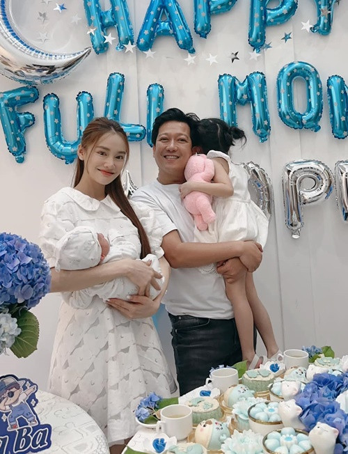 Mối quan hệ giữa Nhã Phương và gia đình chồng rất tốt đẹp. Cô từng chia sẻ: "Tôi được mọi người chăm sóc, lo ăn uống, may mắn được ba chồng và các chị rất thương yêu". Ảnh: FBNV.