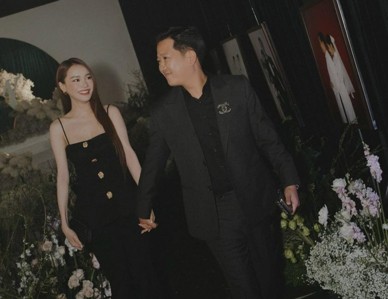 Trường Giang đưa hết tiền cho Nhã Phương, nấu ăn, chăm sóc con cho vợ. Ảnh: FBNV.