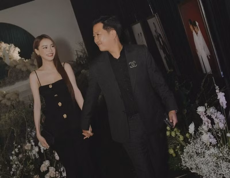 Trường Giang đưa hết tiền cho Nhã Phương, nấu ăn, chăm sóc con cho vợ. Ảnh: FBNV.