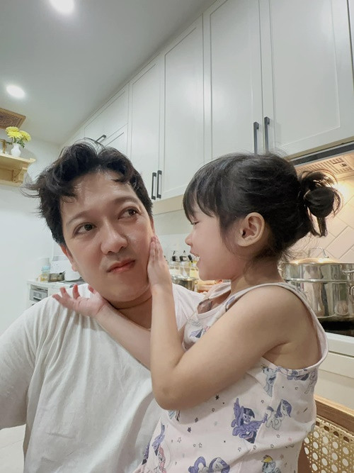 "Mười Khó" khéo chăm các con nhỏ. Ảnh: FBNV.