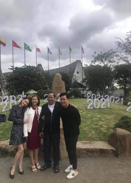 Trường Giang được lòng gia đình vợ. Mẹ của Nhã Phương rất tin tưởng Trường Giang. Bà chia sẻ, bản thân rất thích sự hài hước và chín chắn của nam danh hài. Ngày còn hẹn hò, Trường Giang thường mua váy mới tặng cho mẹ Nhã Phương mỗi khi cả hai cùng về Đắk Lắk. Ảnh: FBNV.