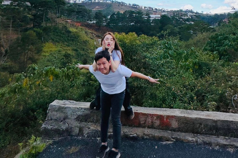 Nhã Phương luôn được Trường Giang chiều chuộng như "bà hoàng". Ảnh: FBNV.