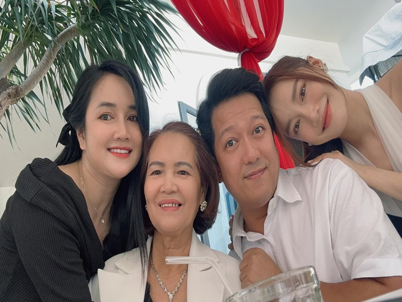 Dịp Tết Nguyên đán 2021, Nhã Phương cùng con gái ở nhà ngoại. Vì vậy, Trường Giang cùng bố ruột nấu bánh Tét và chuẩn bị nhiều món ăn khác để gửi cho gia đình Nhã Phương. Ảnh: FBNV.