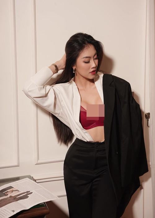 Hiện, Thu Thủy là huấn luyện viên cá nhân về phong thái, dáng đi thanh lịch cho chị em phụ nữ.