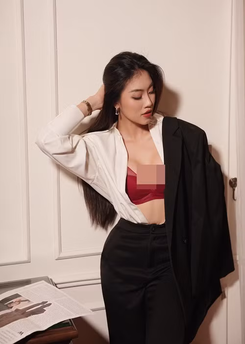 Hiện, Thu Thủy là huấn luyện viên cá nhân về phong thái, dáng đi thanh lịch cho chị em phụ nữ.