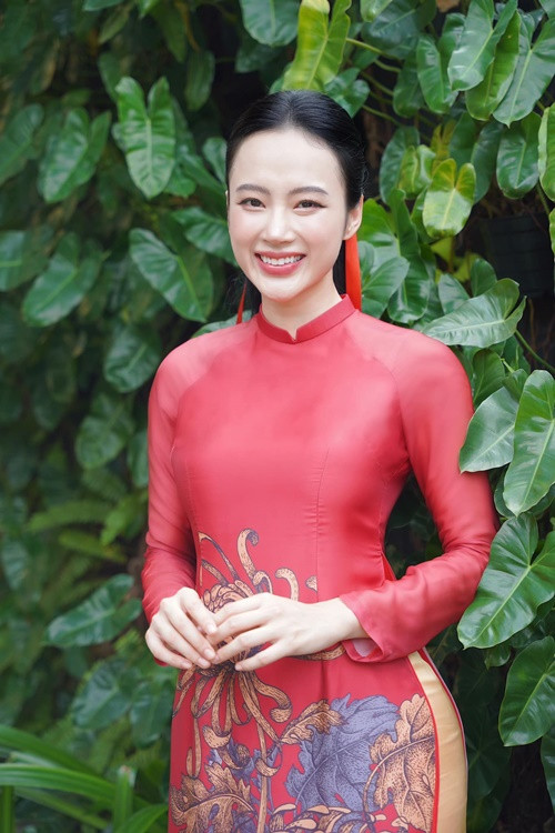 Hậu chia tay Cao Thái Sơn, vào tháng 2/2023, Angela Phương Trinh cho biết cô vẫn độc thân. "Hiện tại tôi độc thân nhưng vẫn thấy đủ đầy về tinh thần. Tuy nhiên tôi không nói trước là sẽ ở một mình hoài, biết đâu vài năm nữa có chồng, có con thì sao”, người đẹp chia sẻ trên Dân Trí.