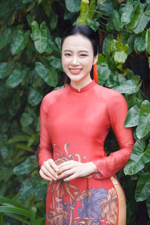 Hậu chia tay Cao Thái Sơn, vào tháng 2/2023, Angela Phương Trinh cho biết cô vẫn độc thân. "Hiện tại tôi độc thân nhưng vẫn thấy đủ đầy về tinh thần. Tuy nhiên tôi không nói trước là sẽ ở một mình hoài, biết đâu vài năm nữa có chồng, có con thì sao”, người đẹp chia sẻ trên Dân Trí.