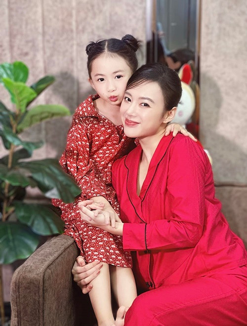 Angela Phương Trinh chiều chuộng con gái nuôi. Khi biết bé Tép Cherry thích ăn bánh ngọt, sáng nào nữ diễn viên cũng ra cửa hàng bánh để mua những loại bánh cho con nuôi.