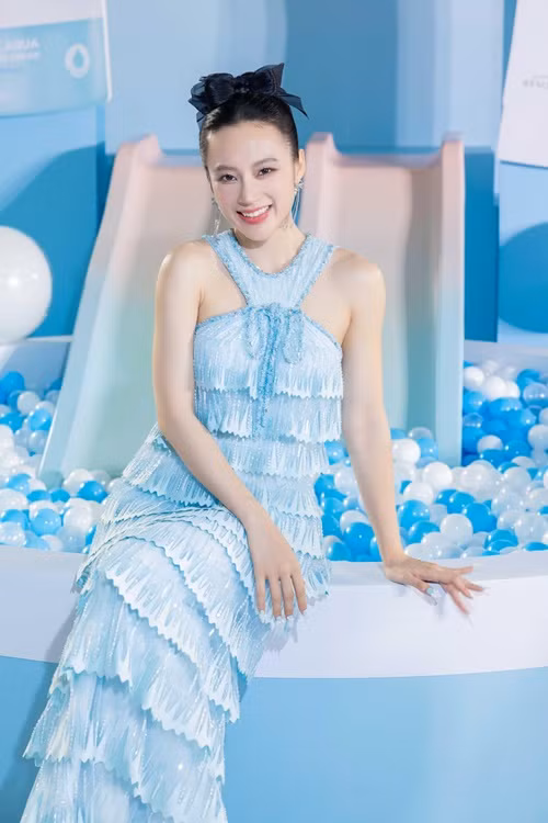 Phong cách thời trang của Angela Phương Trinh thay đổi so với trước đây. Cô chia sẻ: “Bây giờ, tôi rất ngại khoe da thịt. Nếu có ai yêu cầu dự sự kiện mà phải mặc đồ hở ngực, dù số tiền lớn như thế nào đi nữa tôi cũng từ chối. Trong cuộc sống hay hoạt động nghệ thuật, tôi sẽ chỉ mặc những trang phục đúng với tính cách của tôi mà thôi. Có thể vai trần, hở lưng, nhưng tuyệt đối không hở ngực!”.