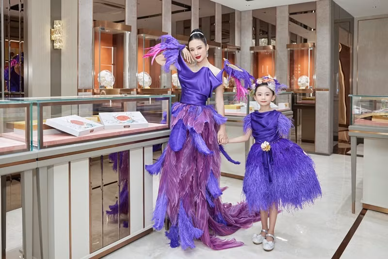 Angela Phương Trinh cùng con gái nuôi xuất hiện tại một số sự kiện giải trí. Nữ diễn viên cho biết, nhờ con nuôi, cô sống tích cực hơn.