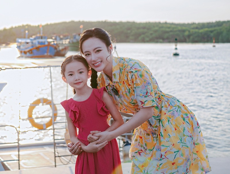 "Bà mẹ nhí" đang có một cô con gái nuôi tên Tép Cherry. Angela Phương Trinh cho biết, bé Tép Cherry là con gái của một người chị.