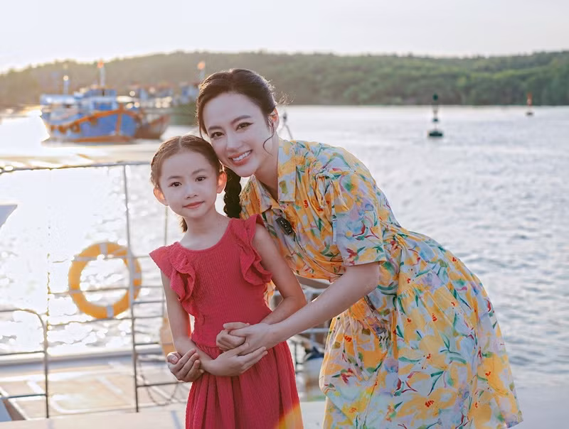 "Bà mẹ nhí" đang có một cô con gái nuôi tên Tép Cherry. Angela Phương Trinh cho biết, bé Tép Cherry là con gái của một người chị.