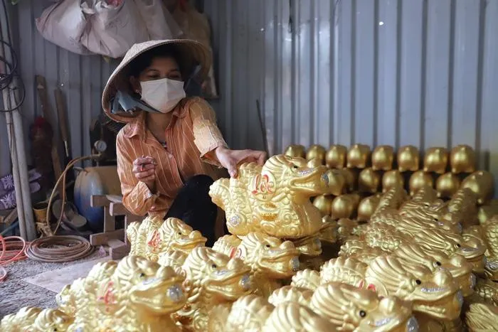 Sau khi vẽ xong, từng chú heo đất, rồng đất (linh vật của năm Giáp Thìn 2024) được xếp cẩn thận để khô sơn.