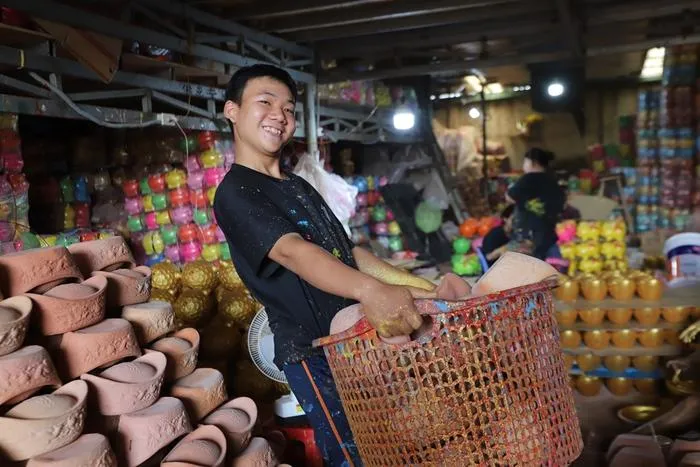 Những ngày giáp Tết Nguyên đán, các cơ sở làm heo đất truyền thống ở Lái Thiêu đang nhộn nhịp vào mùa sản xuất. Theo một số người sản xuất lâu năm, thời kỳ hưng thịnh, nơi đây có hơn 200 hộ sản xuất nhưng hiện nay chỉ còn vài chục hộ.