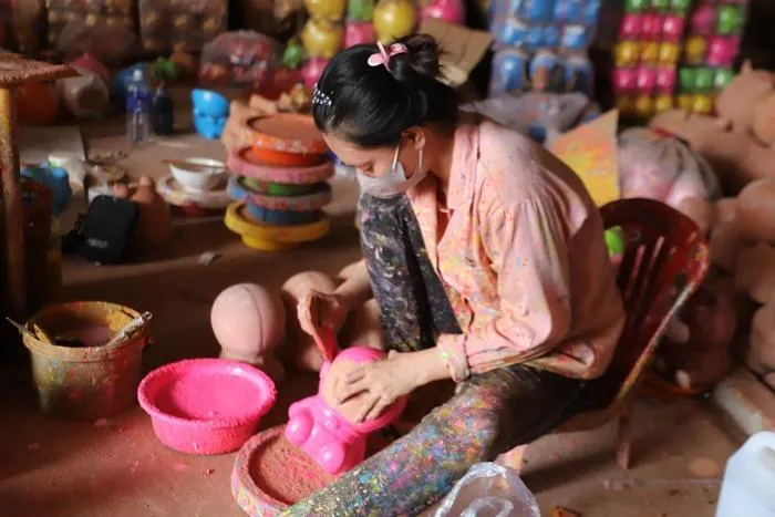 Để tạo ra những “lứa” heo ngộ nghĩnh và đáng yêu, người thợ phải thực hiện nhiều công đoạn. Từ heo đất đã được nung, người thợ phải chà nhám, làm nhẵn bề mặt của heo đất, tiếp đến là công đoạn sơn thủ công.