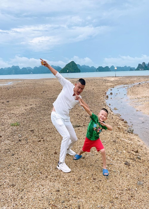 “Nếu đánh đổi việc có một người phụ nữ bên cạnh với cuộc sống độc thân hiện tại thì tôi thích hiện tại hơn. Tất nhiên, có cả hai sẽ trọn vẹn hơn nhưng không cân đối được thì mình phải chấp nhận. Tôi không cổ suý chuyện sống đơn thân. Không ai nên chọn cuộc sống đơn thân, đặc biệt là phụ nữ vì sẽ rất vất vả”, anh chia sẻ. Ảnh: FBNV.