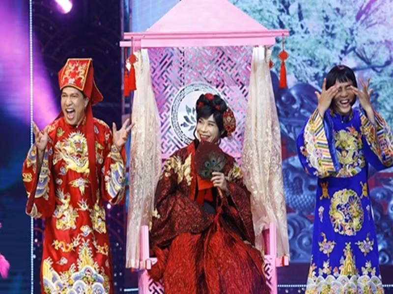 Cụ thể, khi Táo Y tế (Vân Dung) chủ động hỏi thăm: "Lâu không gặp nhau, chào nhau một tiếng yêu thương nhỉ", Cô Đẩu lại chua ngoa nói: "Con điên". Ảnh: VFC.