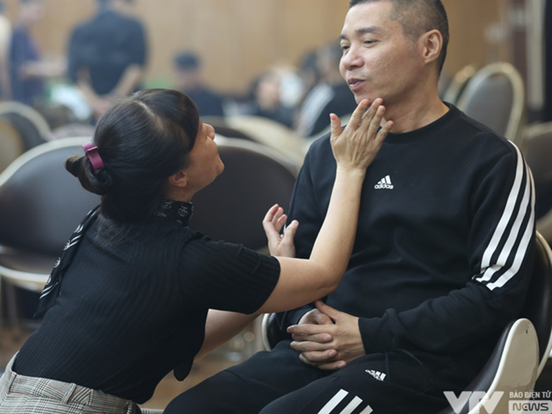 Công Lý tập luyện cùng các nghệ sĩ tham gia Táo quân 2023. Ảnh: VTV.