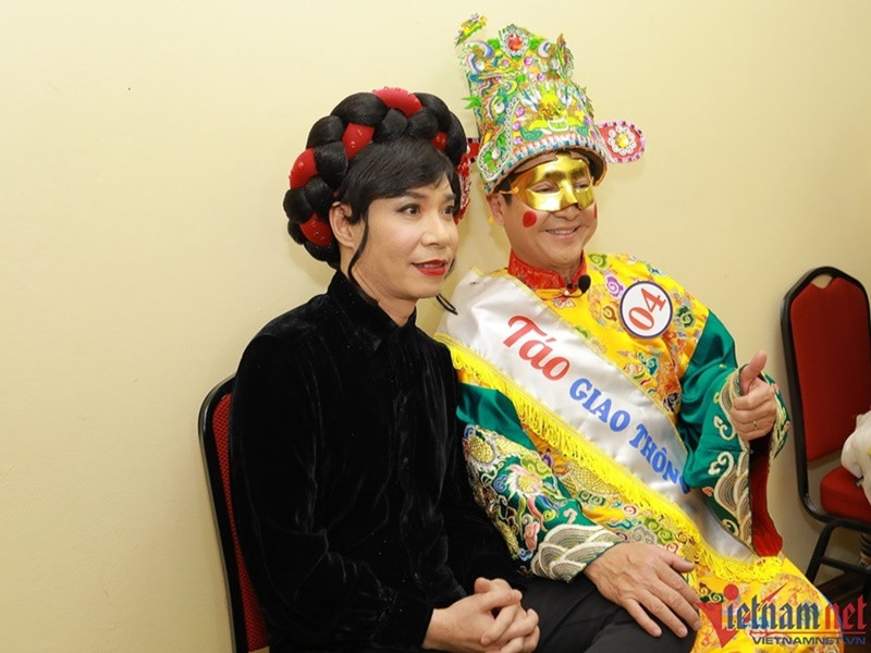 Trong chương trình, với vai Cô Đẩu, Công Lý ngồi kiệu, chỉ thoại một câu. Ảnh: Vietnamnet.