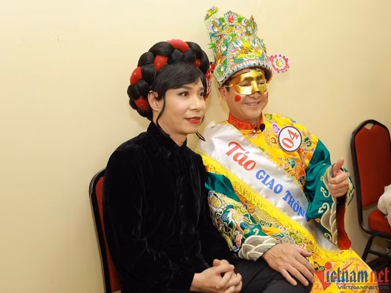 Trong chương trình, với vai Cô Đẩu, Công Lý ngồi kiệu, chỉ thoại một câu. Ảnh: Vietnamnet.