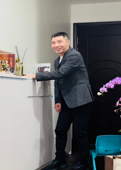 Mới đây, Ngọc Hà - vợ Công Lý chia sẻ hình ảnh nam nghệ sĩ tại nhà. "Thương lắm! Một tủ quần áo giờ chả mặc đến! Giờ toàn mặc đi mặc lại mấy bộ đồ thể thao. Túi xách, giày dép cũng không thiếu nhưng em bé giờ ngại! Chỉ muốn mặc những gì tiện nhất! Sáng vợ bảo đi họp mặc cho tử tế vào mới mặc đây ạ", Ngọc Hà viết. Ảnh: FBNV.