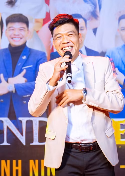 Vài năm trở lại đây, Trung Ruồi và Đỗ Duy Nam là các diễn viên hài trẻ tham gia Táo quân. Ảnh: FBNV.