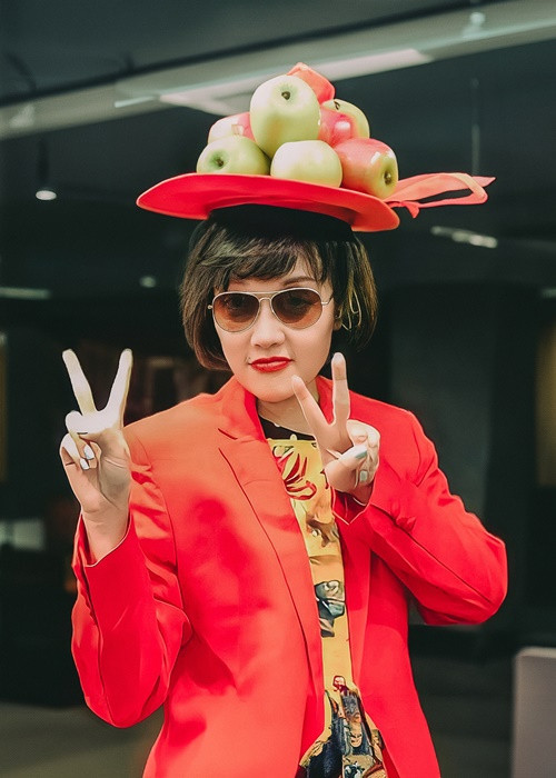 Vân Dung đăng tải hình ảnh được đồn đoán là hậu trường tập luyện. Cô còn làm thơ: "Ngày đầu tiên tập Táo/ Có gì mà vui ghê/ Em cười híp cả mắt/ Cười quên cả lối về". Ảnh: FBNV.