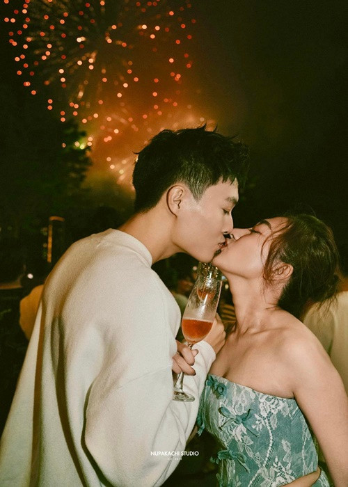 Đôi vợ chồng son cùng đón Tết dương lịch 2024.