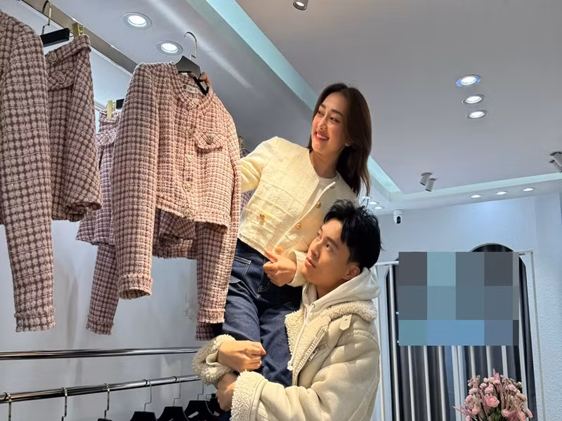 Phan Đạt chiều chuộng Phương Lan hết mực. Trong một lần đi mua sắm, anh bồng bế vợ để xem trang phục.