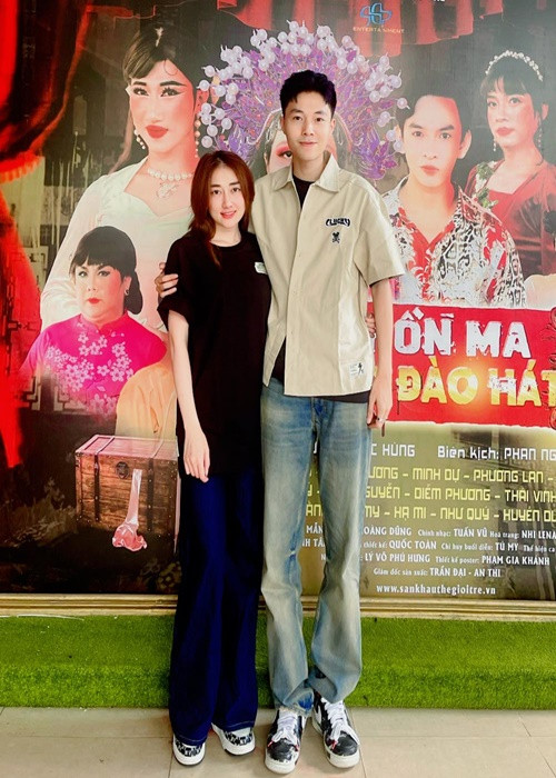 Sau khi kết hôn, Phương Lan giữ 8 phần tiền chung của hai vợ chồng còn Phan Đạt giữ 2 phần.