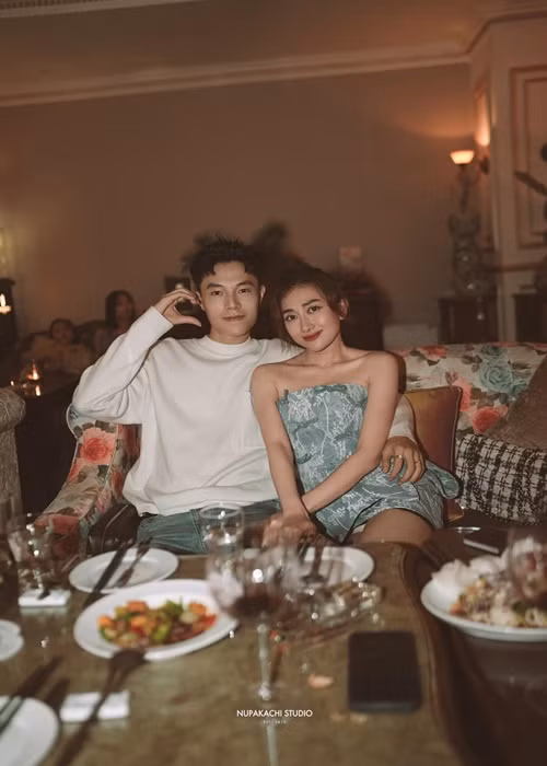 Phương Lan được lòng mẹ chồng. "Mẹ chồng tôi là người rất vui tính, sau này mỗi khi anh Đạt muốn xin cái gì đó mà mẹ không chịu thì sẽ kéo tôi vào để được đồng ý. Từ trước đến nay khi làm nghề tôi cố gắng để không bị scandal hay những chuyện không vui nên mẹ rất yên tâm", Phụ Nữ Mới dẫn lời nữ diễn viên.