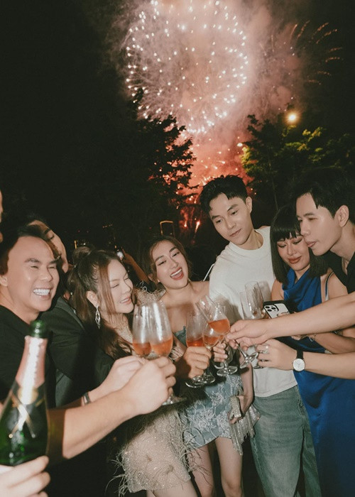 Phan Đạt từng khoe được vợ chăm sóc chu đáo khi bị ốm. “Lâu lắm rồi mới có cảm giác đói không cần nói gì cũng có người bưng đồ tới cho ăn. Mọi lời nói của mình đều là chân lý. Ngồi gác chân lên sofa và xem phim… còn việc nhà thì cô ấy đã làm hết. Chỉ có thể là do hôm nay tôi 39 độ C”, anh chia sẻ.