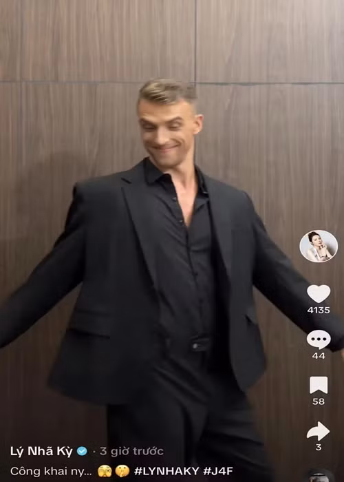 Thực tế, còn một số chàng trai khác đằng sau Lý Nhã Kỳ.