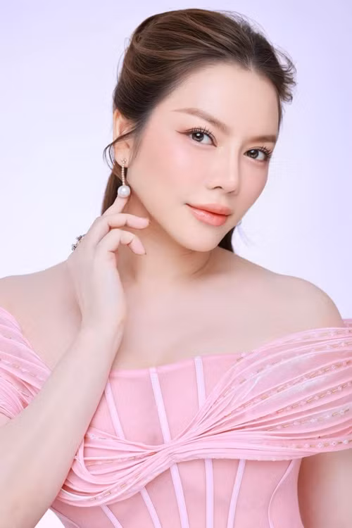 Lý Nhã Kỳ độc thân vài năm qua. Cô chia sẻ, có rất nhiều người đàn ông yêu, chinh phục cô nhưng cô không đáp trả không phải vì họ tệ. Trái lại họ quá hoàn hảo, giỏi giang nên không hợp với nữ diễn viên.