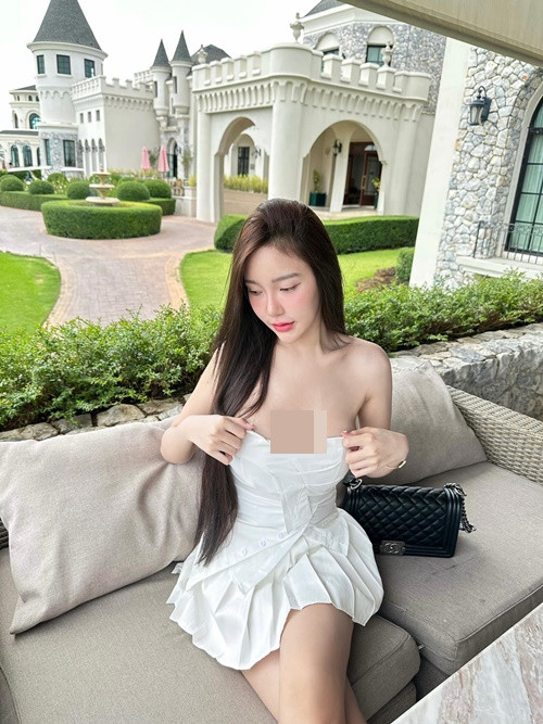 Diện váy ngắn cúp ngực, hot girl người Thái Lan thường xuyên phải chỉnh sửa trang phục để tránh rơi vào tình huống hớ hênh.