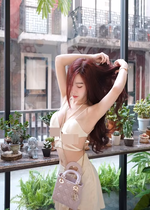 Xuống phố, cô nàng chẳng ngại ngần diện váy áo thiếu vải.