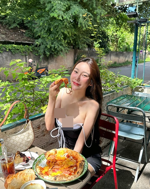 Cô nàng buông dây áo khoe vòng một trễ nải khi đi ăn uống.