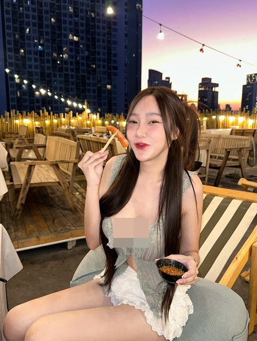Nhiều người cho rằng trang phục ngắn cũn cỡn của hot girl người Thái Lan không phù hợp chốn đông người hay đăng tải hình ảnh trên mạng xã hội.