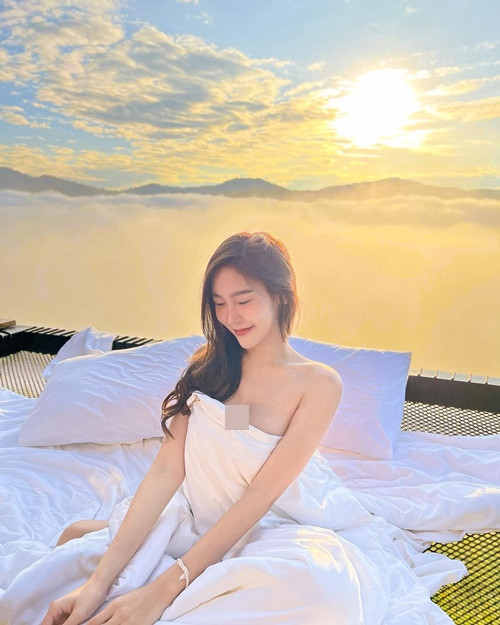 Cô nàng sở hữu gương mặt baby, thân hình vô cùng nóng bỏng.